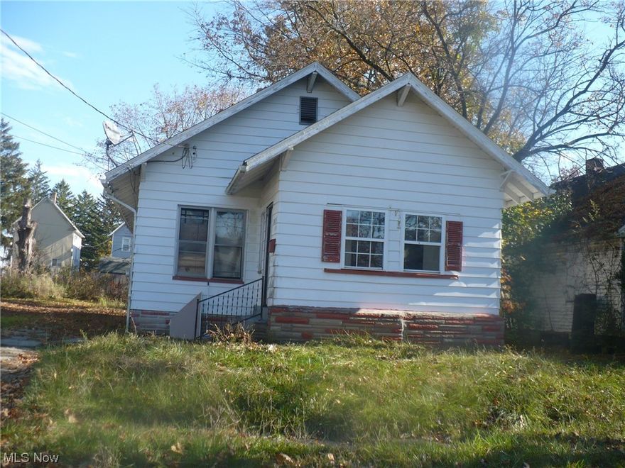 Adorable 2 bedroom ranch on the Southside of Youngstown.  Living room, kitchen and 1  bath.  Full basement with laundry hook ups.  Driveway for private parking area.  Nice enclosed front porch on a dead end street.  Low rent of $600 a month! Tenant pays all utilities