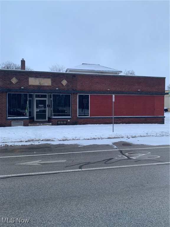 Office Space for Lease – Prime Downtown Elyria Location
Searching for the ideal space to take your business to the next level? Look no further! This well-maintained 1,000 sq. ft. commercial building offers versatility and convenience in the heart of Elyria, Ohio. beauty salon.
Key Features:
Location: Nestled on bustling Middle Avenue, a central hub in Elyria with easy access to major roads, ensuring visibility and foot traffic for your business.
Layout: The space features an open-plan area ideal for offices or retail, complemented by a dedicated storage room and a convenient bathroom.
Amenities: Functional and ready-to-move-in, with modern finishes and flexible usage potential for professional, retail, or administrative needs.
Accessibility: Strategically located near downtown businesses and services, with ample street parking nearby for clients and staff.
Size: 1,000 sq ft
Utilities: Tenant is responsible for gas, electric and water
Rent: $850 per month
What’s included: Cooling Central,Heating Central, Other amenities, On Site parking, Storage