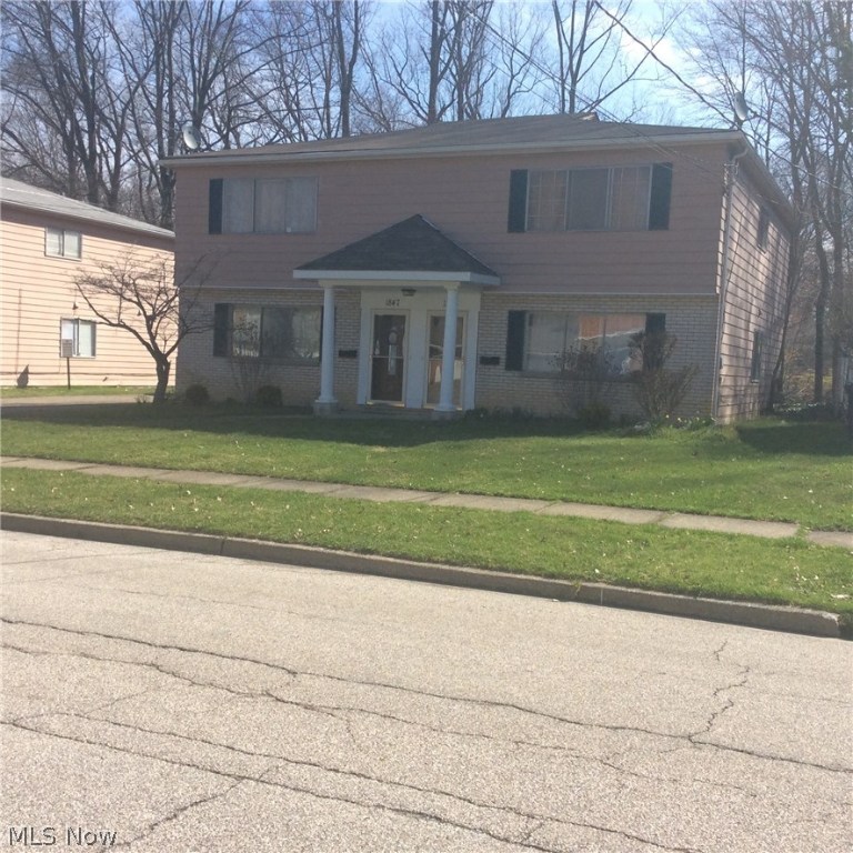 Great Investment priced to sell! Two units located close to shopping, schools and downtown. Well maintained. All units occupied.
Unit 1845 AMHA-$609. Unit 1847 AMHA-$609.
