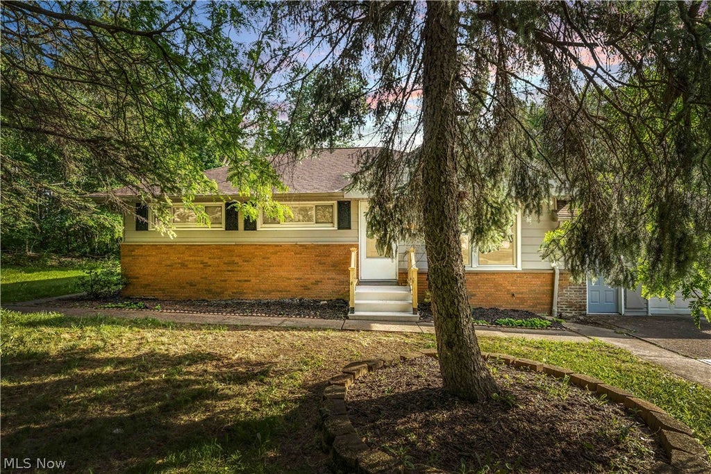 Photo of 5124 Donovan Drive, Garfield Heights, OH 44125 (MLS # 5218686)