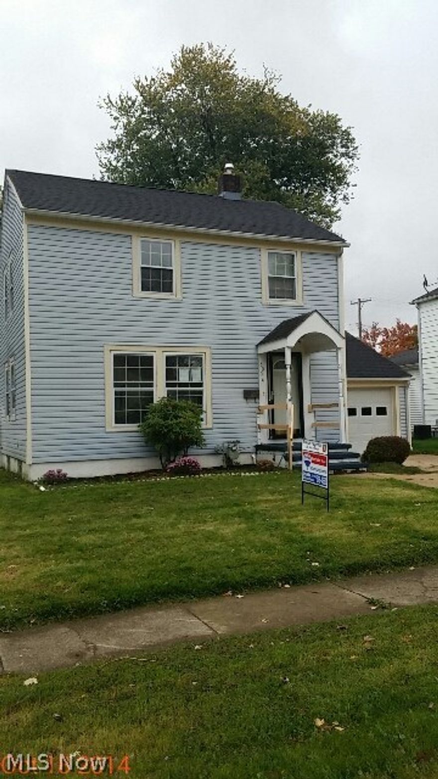 What a great deal!!!!  3 bedroom move in ready colonial with open living room and dining room with open staircase leading upstairs to  3  bedrooms and bath.  Cozy kitchen leading out to nice fenced in back yard. Call today for an appt. Buckeye Schools!!!