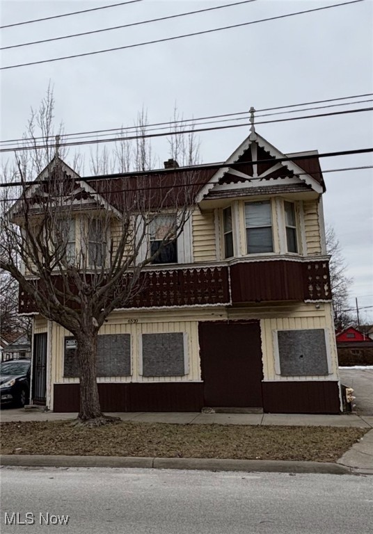 Attention investors or owner occupants. Great opportunity to live in one unit and rent out the other three.
Vinyl sided, roof is 8 years old. Each unit has its own hot water tank & furnace.
There are three 2-bedroom units and a vacant store front that had previously been used as a computer shop & apartment.
Three of the apartments are rented at $700 per month, cash pay, month to month. Units are under-rented. Two-bedroom units in the area are renting in the $850 - $950 range. There is ample parking behind the building.
Conveniently located on public transportation, minutes from I-77, downtown Cleveland, close to great restaurants, medical and educational facilities.