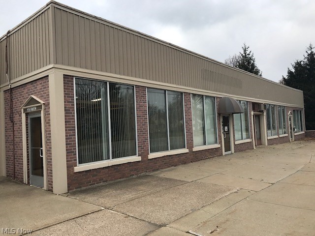 Great Rental opportunity near downtown Independence! Zoned U-4 and offering 2800 SF ( with an additional 200 SF that is available to be included). Many possibilities here! Was formerly dance studio, but would lend itself to varied uses. Owner pays all utilities. Call for details - immediate availability.