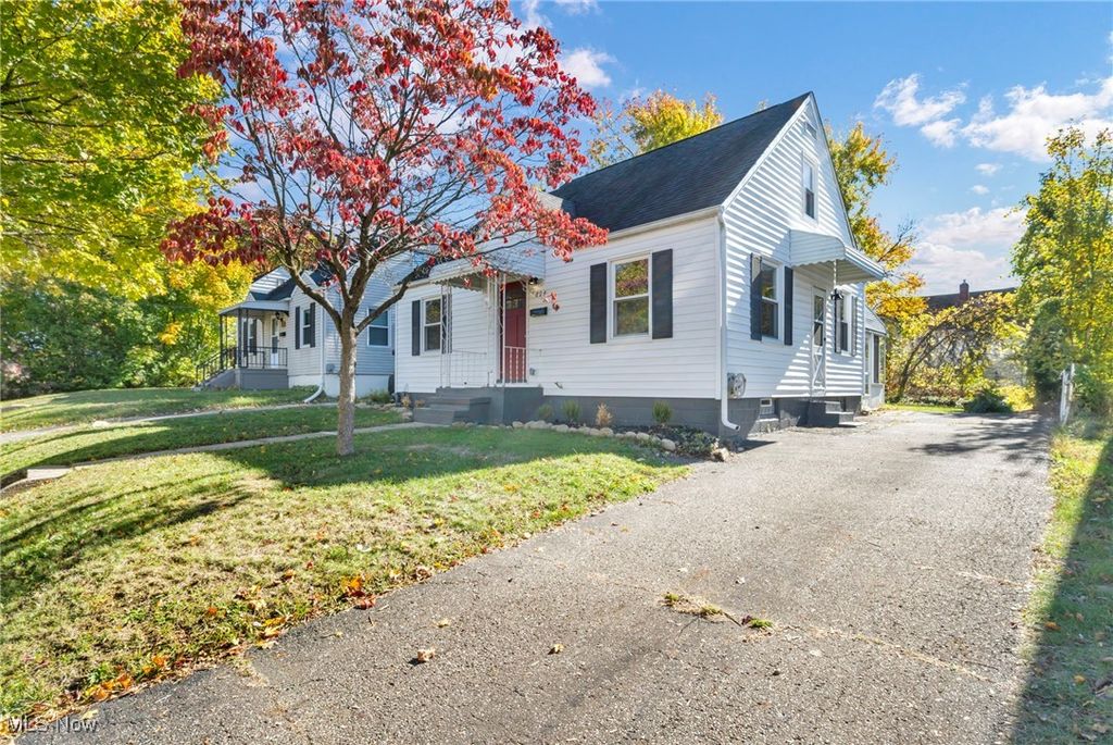 Photo of 824 Austin Avenue, Akron, OH 44306 (MLS # 5168413)