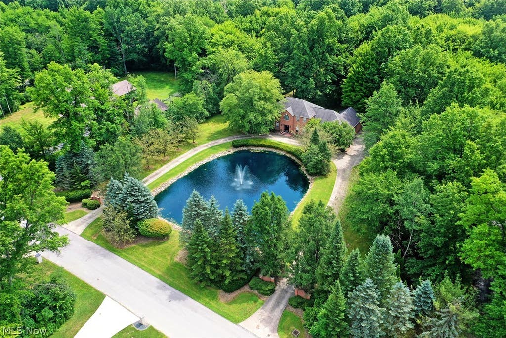 Photo of 2412 East Pointe Drive SE, Howland, OH 44484 (MLS # 5225367)