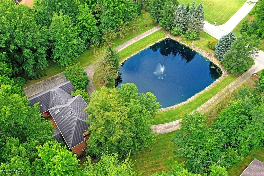 Photo of 2412 East Pointe Drive SE, Howland, OH 44484 (MLS # 5225367)