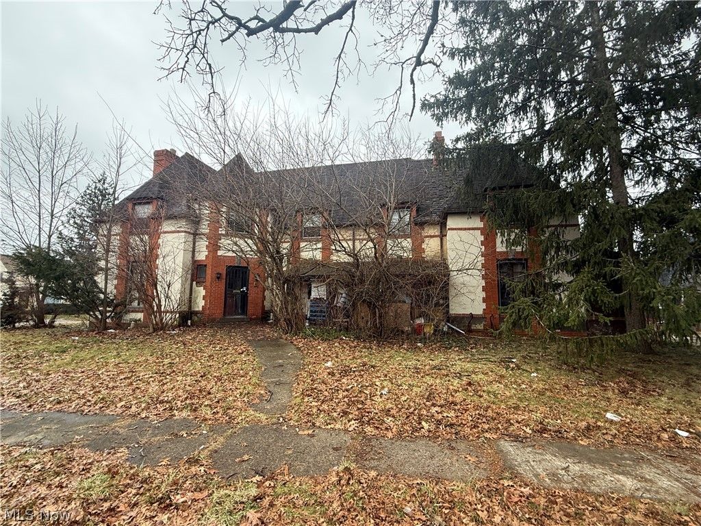 Photo of 16321 Stockbridge Avenue, Cleveland, OH 44128 (MLS # 5204026)