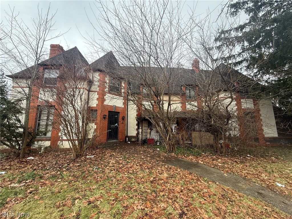 Photo of 16321 Stockbridge Avenue, Cleveland, OH 44128 (MLS # 5204026)