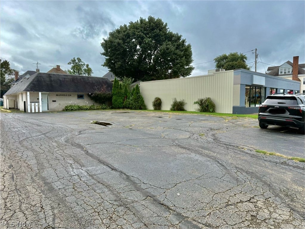 1107 Lincoln Way E