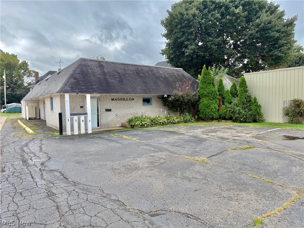 1107 Lincoln Way E