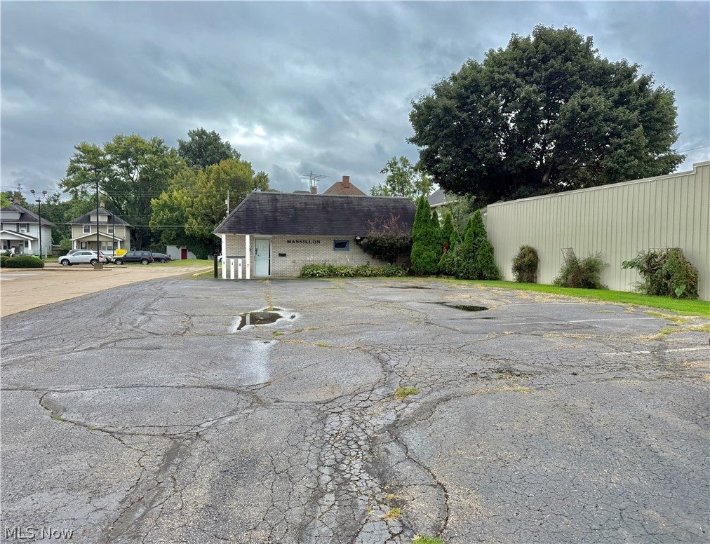 1107 Lincoln Way E