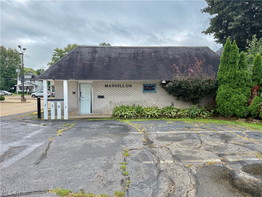 1107 Lincoln Way E