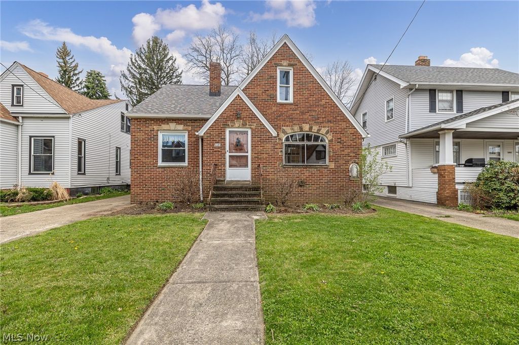 Photo of 3321 Archmere Avenue, Cleveland, OH 44109 (MLS # 5200858)