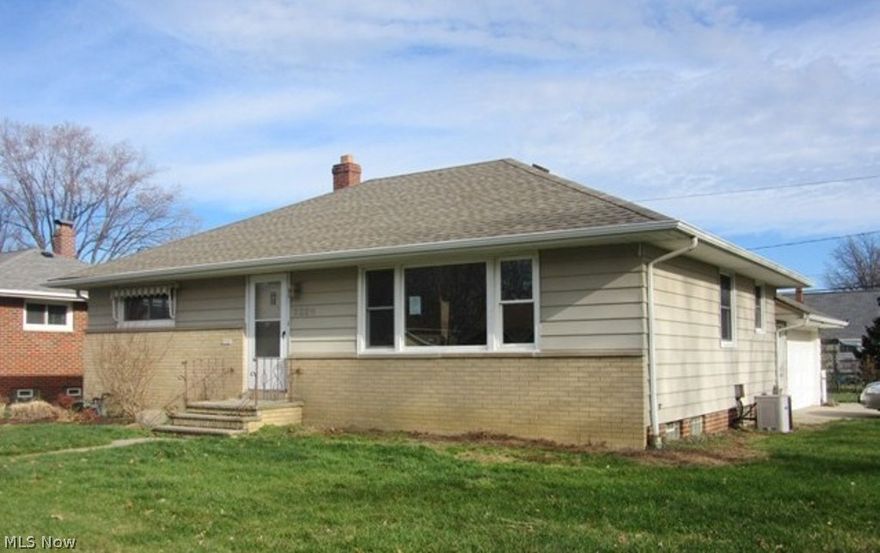 Sharp ranch features living rm/dining rm combo w/ hardwood floors! Kitchen w/ updated flooring
and appliances! 3 bedrooms all with hardwood floors! Full bath and Sunroom off master
bedroom complete the main floor! Full, finished basement with wet bar and full bath! 2 car
attached garage and large sun room! Fenced rear yard! Security and Sprinkler systems! Newer
roof, interior paint, exterior doors, appliances and lighting! Hurry! Property sold as-is including
any existing appliances, plumbing, heating, air conditioning and electrical systems. See
attachment for PAS requirements and WFHM offer submittal information in the MLS document section.