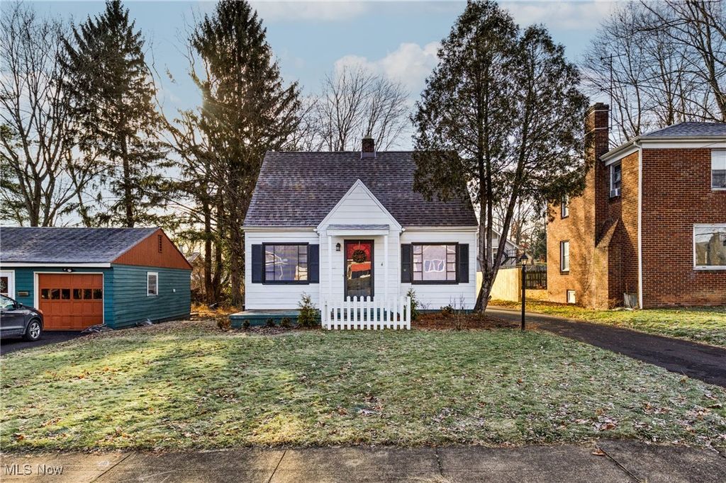 Photo of 41 Roslyn Drive, Youngstown, OH 44505 (MLS # 5178309)