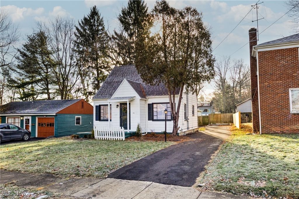 Photo of 41 Roslyn Drive, Youngstown, OH 44505 (MLS # 5178309)