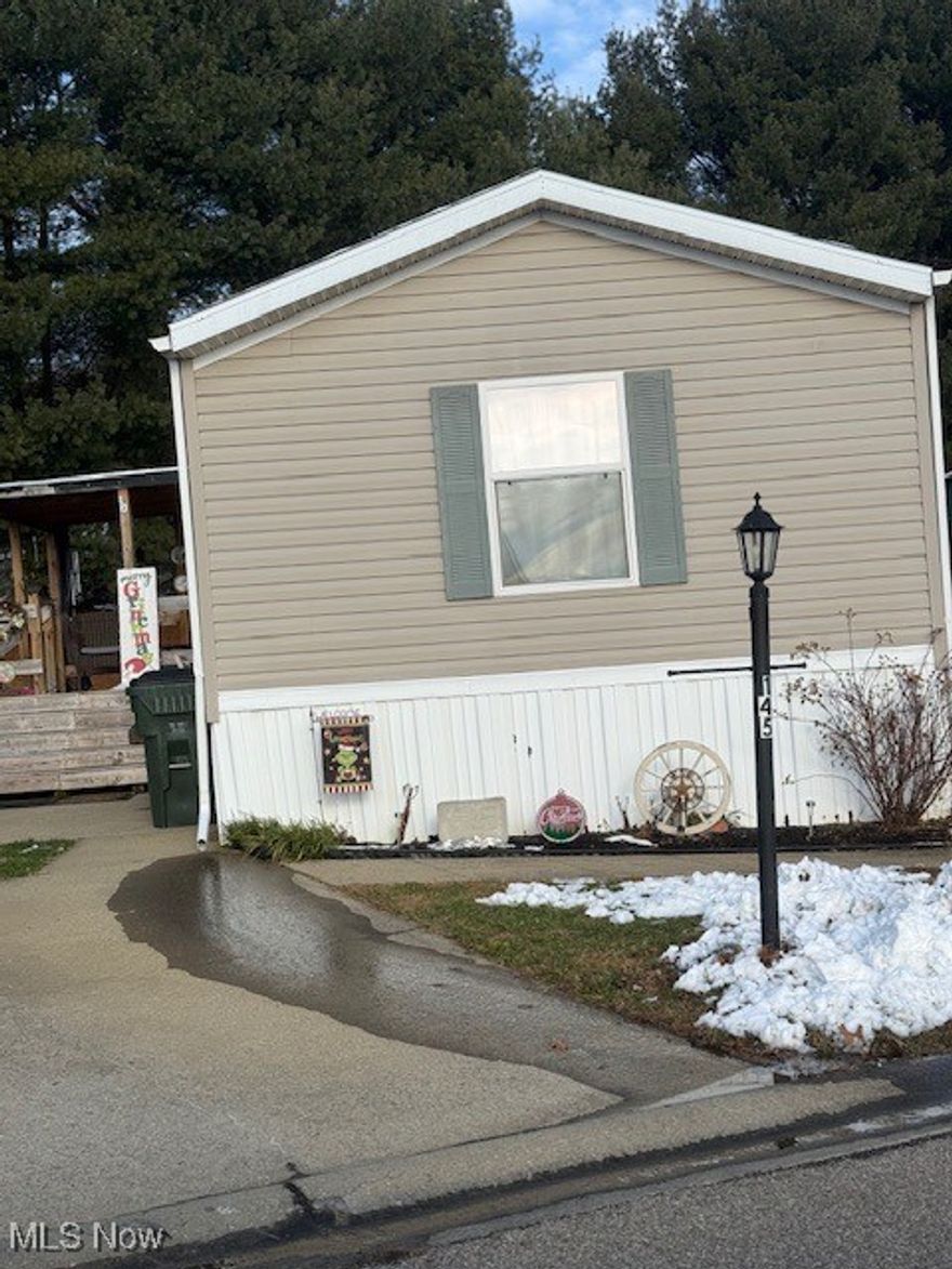 Walk-In to open concept living room and kitchen
2- bed rooms on front side of mobile, with full bath
The 3rd bed room and large bath
Nice laundry room