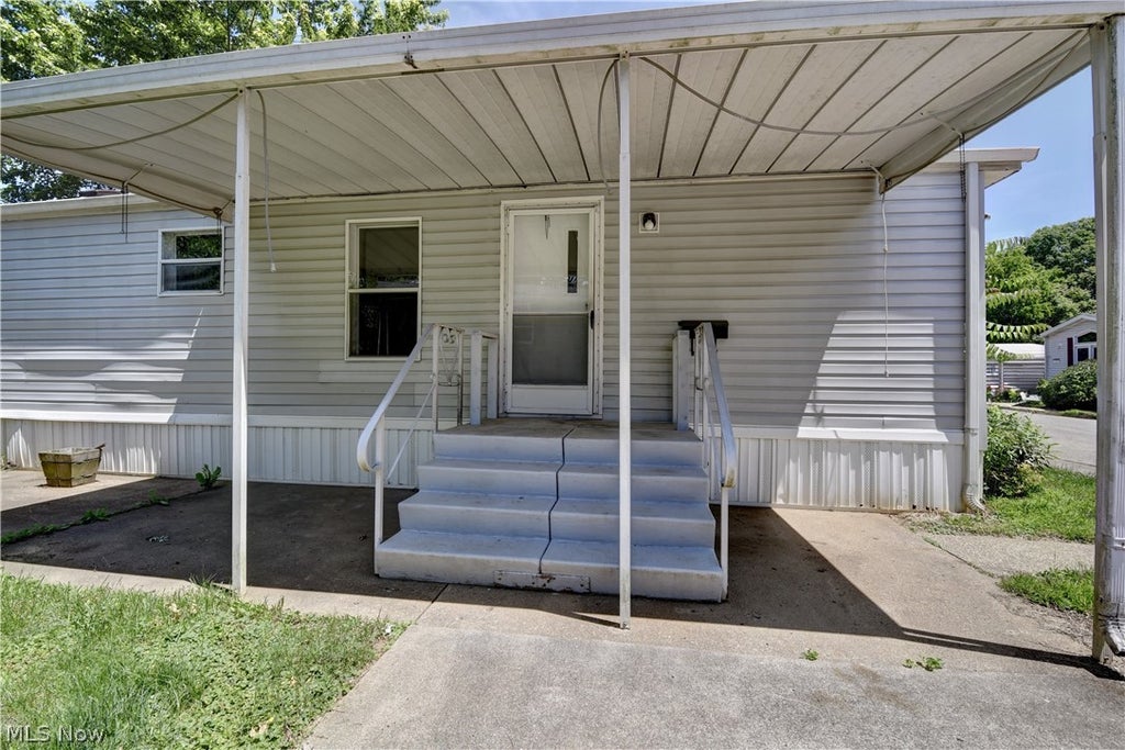Photo of 122 Pompano Lane SE, New Philadelphia, OH 44663 (MLS # 5217232)