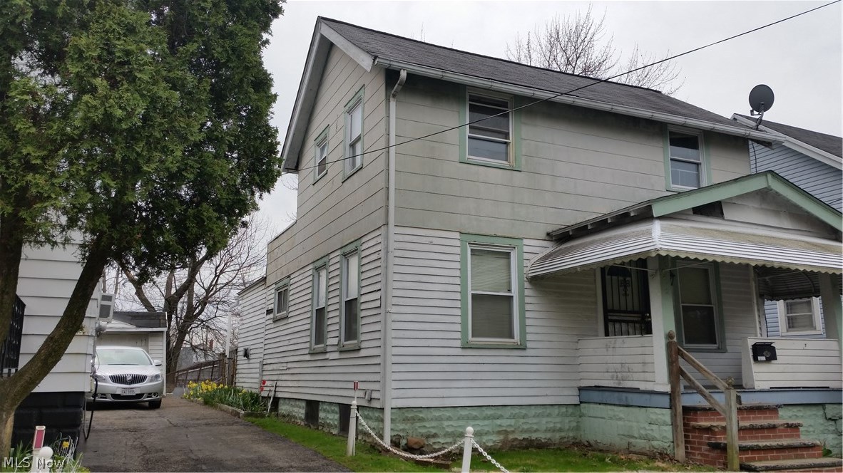 Very nice 2br colonial. Liv/Din, all hardwood floors. Two bedrooms second floor, carpet. Enclosed back porch leading to deck. Full unfinished basement. Clean and ready to move in or rent. Previous tenant rent was $650.