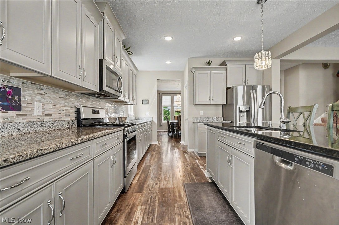 987 Hawkin Lane
