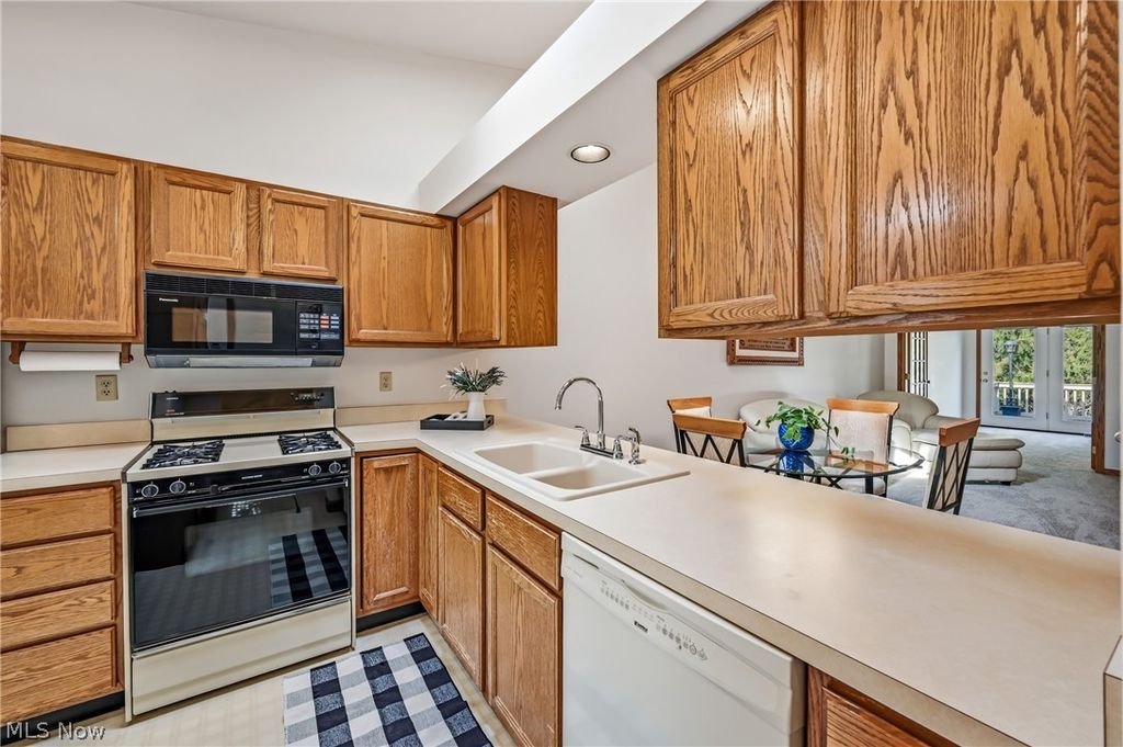 Photo of 127 Greenfield Oval NW, Warren, OH 44483 (MLS # 5198626)