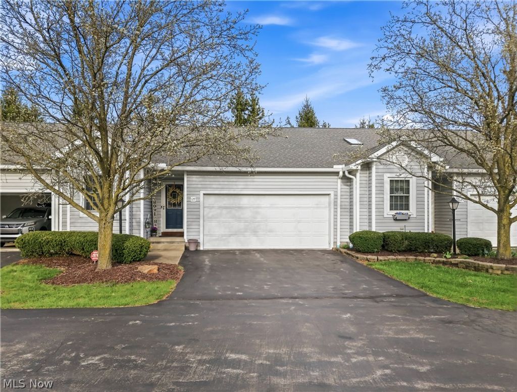 Photo of 127 Greenfield Oval NW, Warren, OH 44483 (MLS # 5198626)