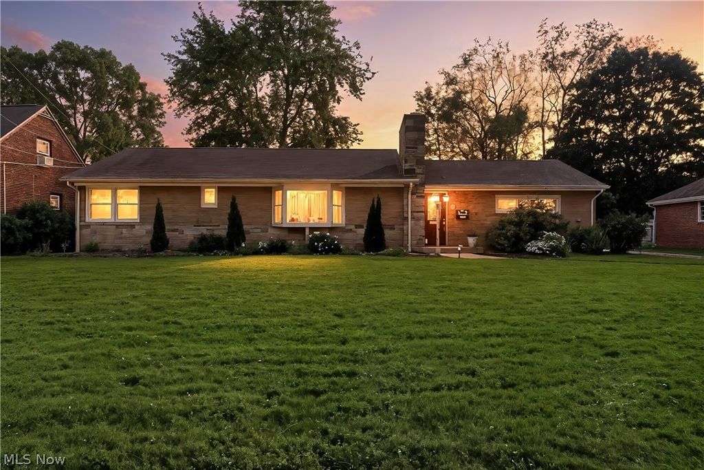 Photo of 218 Bonnett Street SW, North Canton, OH 44720 (MLS # 5209030)