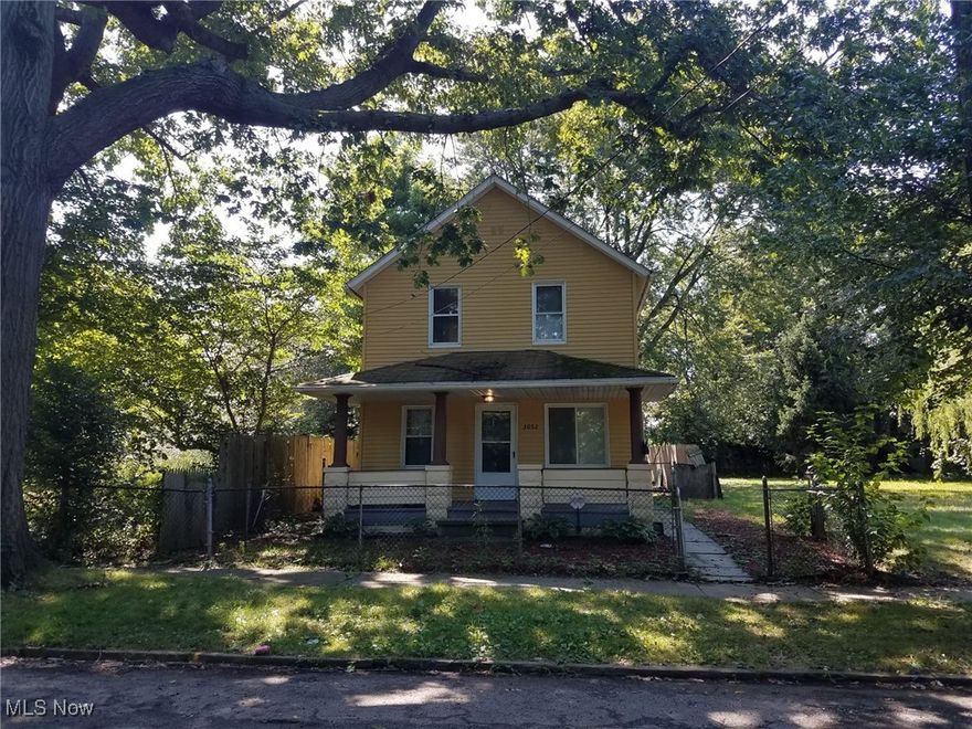 Charming colonial, 3 bedrooms, one bathroom, living room, dining room, large kitchen and front porch.
Close to downtown and Ohio city. Property located in a rapidly growing area.