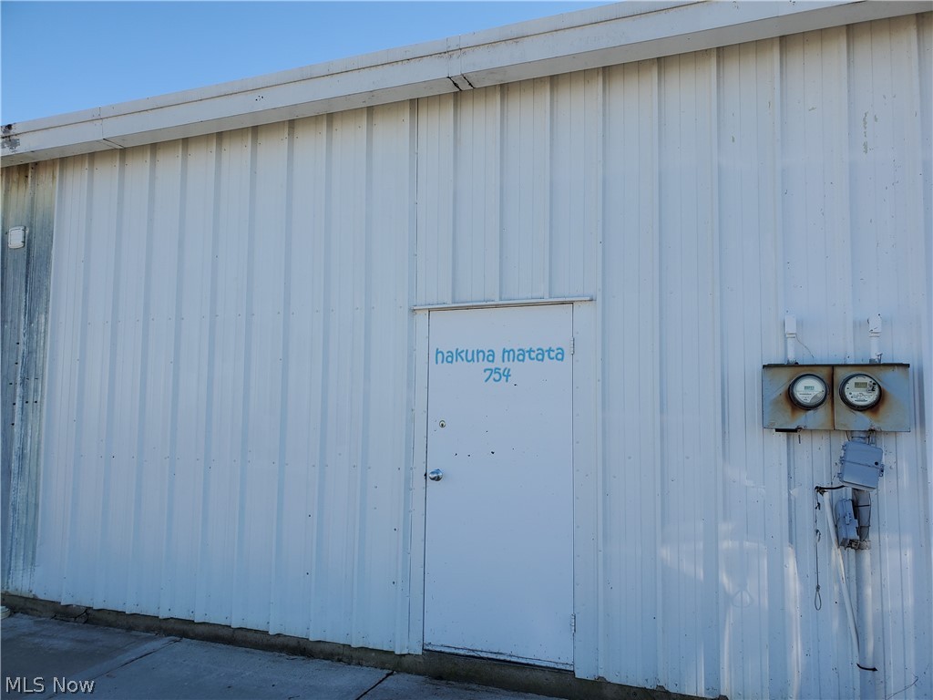 THIS BOAT HOUSE IS READY FOR YOUR BOAT
32 X 12
NEW STEEL
NEW CONCRETE
NEW DAVIT LIFT 15K LBS
GARAGE DOOR OPENER
HOT WATER TANK
SHARED WELL THAT CAN BE SEPARATED EASILY WITH 1 WALL, MIDDLE CAT WALK WILL HOLD THIS WALL
CURRENTLY THERE IS A SHARED BATHROOM ON THE CAT WALK OWNED BY NEIGHBOR, IF YOU PUT A WALL UP THAT BATHROOM WILL COME DOWN