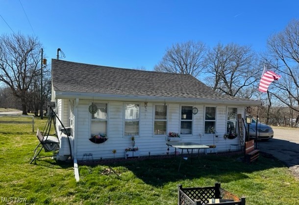 Cute little bungalow. One bedroom, enclosed porch, living room and bath. Owner pays water and sewer and tenant pays electric.
$750 a month $750 deposit. None smoking and no pets. NEW FLOORING ON THE WAY.
