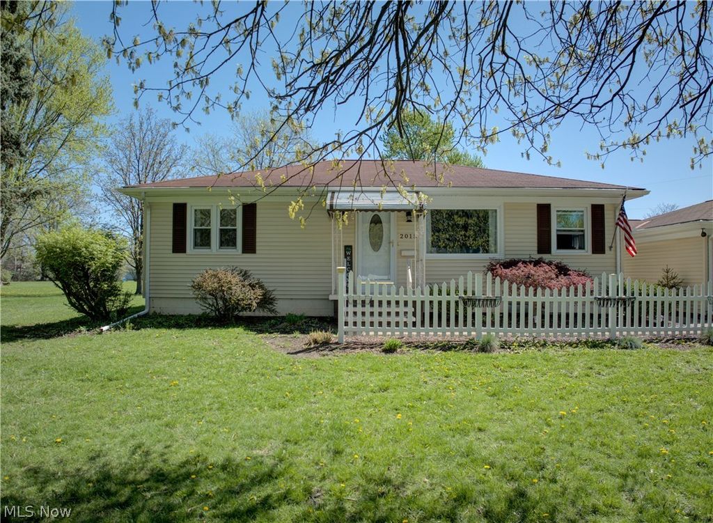 Photo of 2015 Wallace Lane, Lorain, OH 44053 (MLS # 5202702)