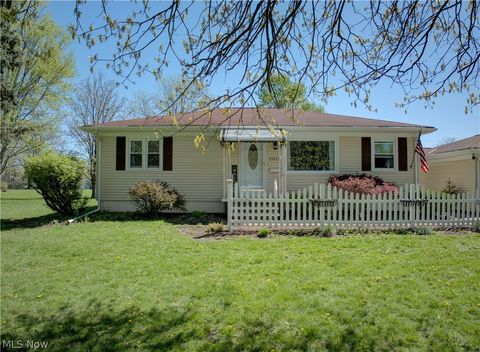 Photo of 2015 Wallace Lane, Lorain, OH 44053 (MLS # 5202702)