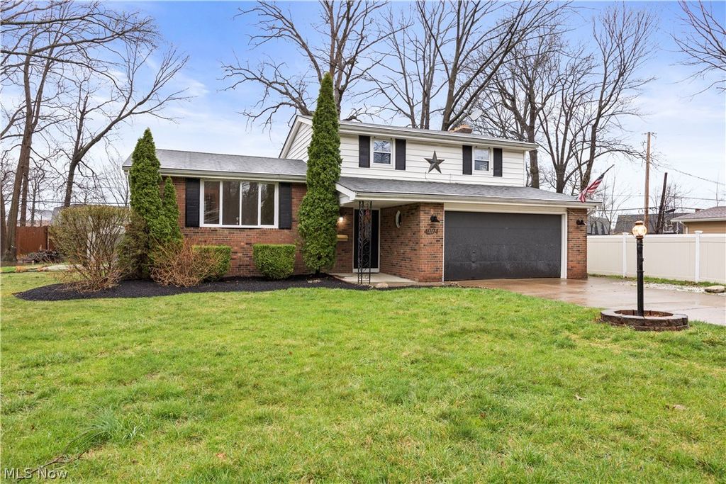 Photo of 4004 Washington Avenue, Lorain, OH 44052 (MLS # 5198105)