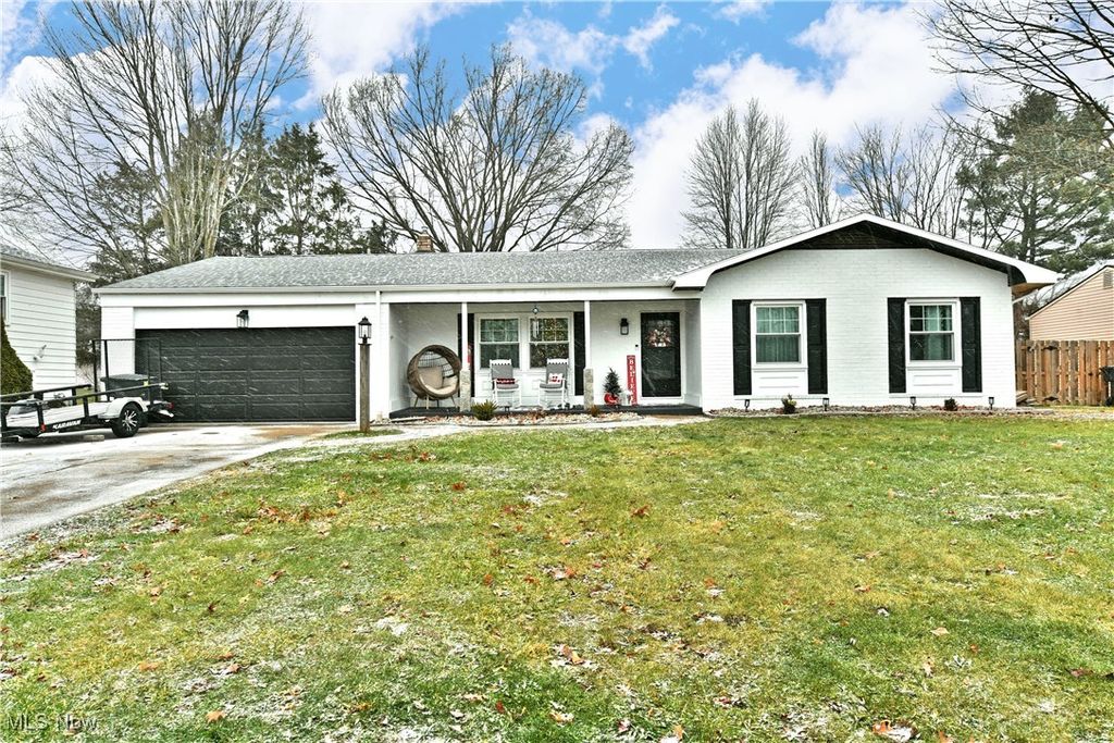 Photo of 4031 Greenmont Drive SE, Warren, OH 44484 (MLS # 5178159)