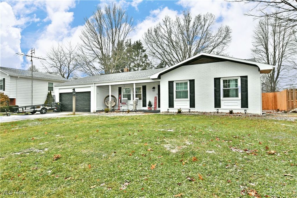 Photo of 4031 Greenmont Drive SE, Warren, OH 44484 (MLS # 5178159)