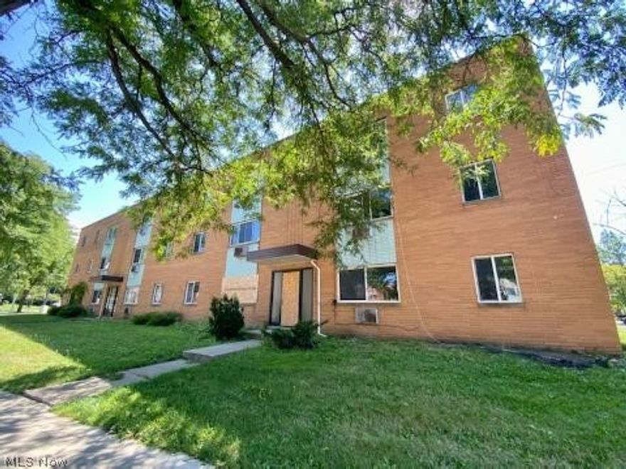 Great location, just around the corner from Shaker Square, restaurants, transportation and shopping.