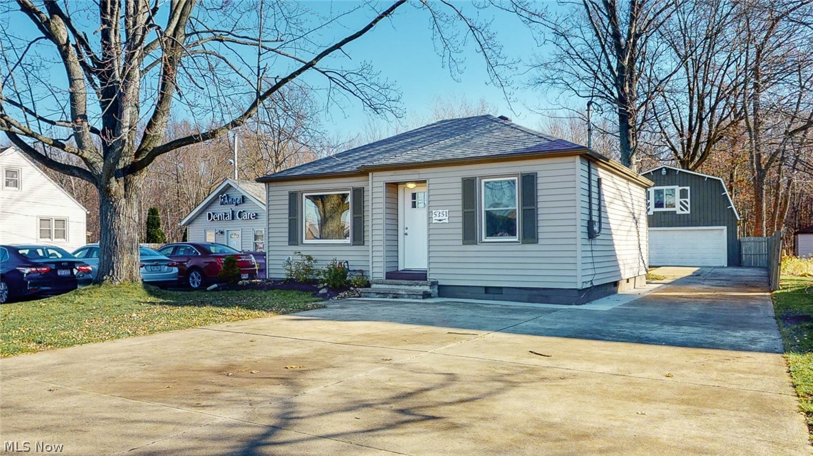 Rare Find Super nice professionally remodeled house and 2 story barn. Imagine the possibilities and usages Zoned B-1 Mixed Use and yes per the city you can live in the property and run your business out of it too. The entire property is impeccable, excellent curb appeal that any business owner would be proud to own.
The house is loaded with every amenity and the heated barn includes a total of 1,500 Sq. Ft. with both levels. Great location Lorain and Amhurst.