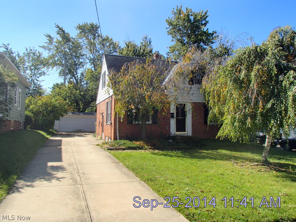 Great deal on a bungalow in Lyndhurst! Three bedrooms and three full bathrooms! Modern, updated home. Beautiful first floor full bathroom!