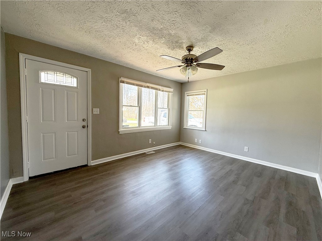 4587 Elyria Avenue, Lorain, Ohio image 12