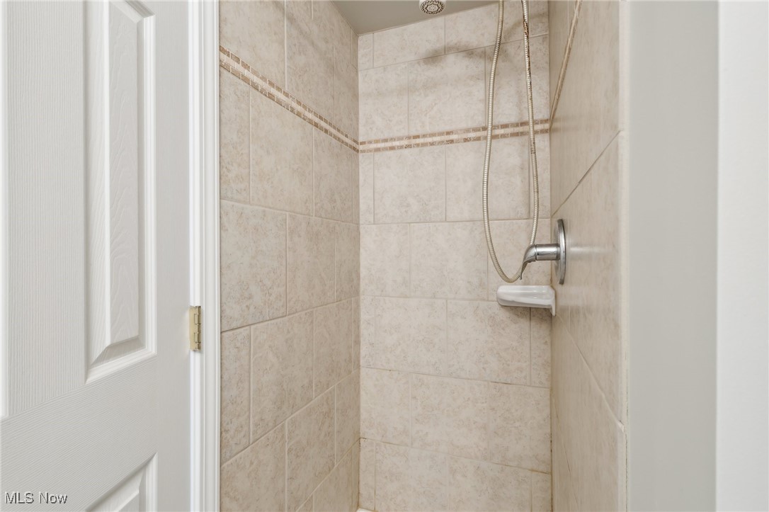 499 Robinhood Drive, Aurora, Ohio image 18