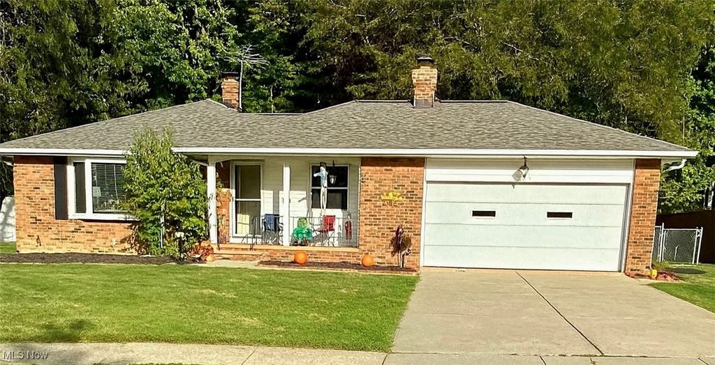 Photo of 1591 Windsor Circle, Mayfield Heights, OH 44124 (MLS # 5174887)