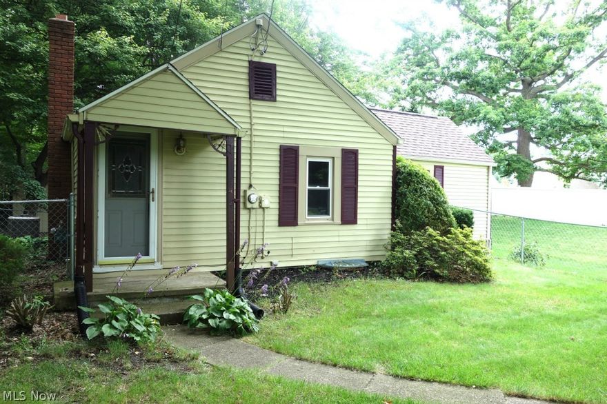 Fantastic location near shopping & parks in Jackson School District.  This 2 bedroom has first floor laundry, a nice layout on a lovely setting with a huge detached garage.  Don’t Delay!