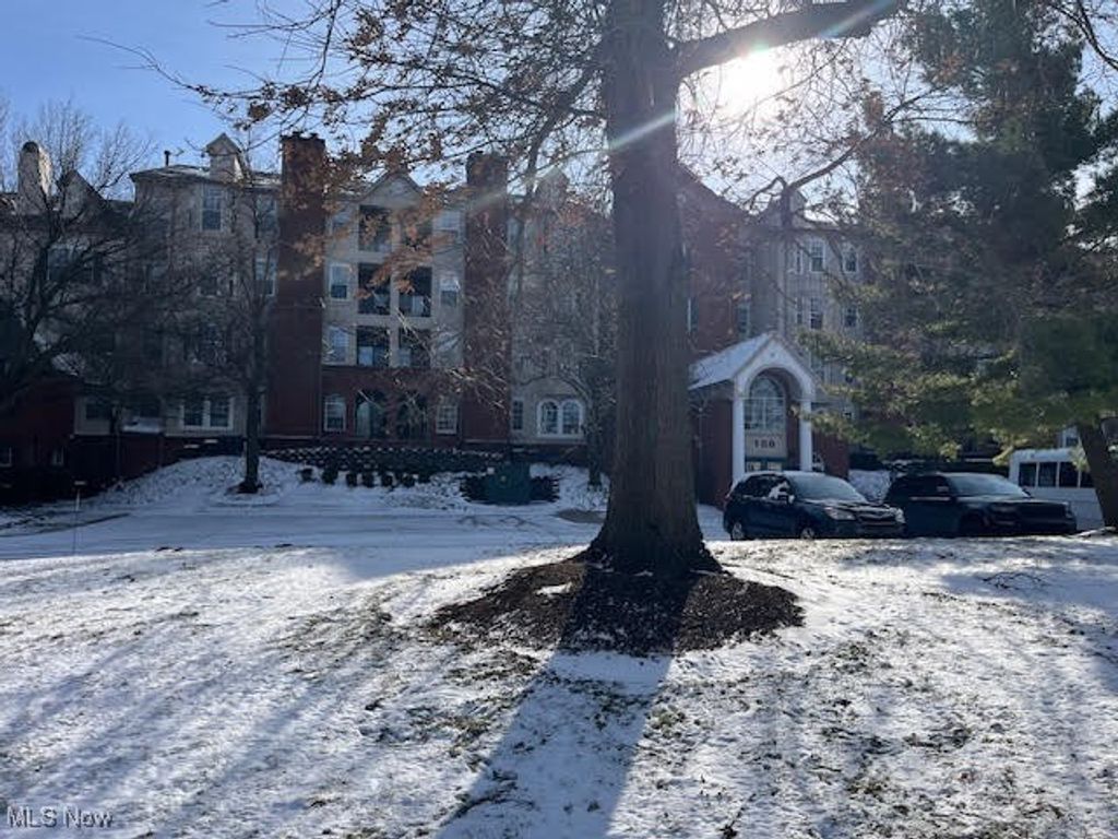 Photo of 180 Fox Hollow Dr #301, Mayfield Heights, OH 44124 (MLS # 5181147)