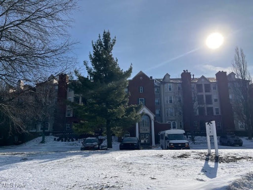 Photo of 180 Fox Hollow Dr #301, Mayfield Heights, OH 44124 (MLS # 5181147)