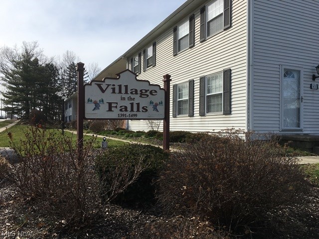 Move right into this immaculate condo with newer windows, furnace, hot water tank and beautiful new bathroom upstairs. Lots of storage and closet space. Partially finished basement with glass blocked windows. Nothing to do but move right in.