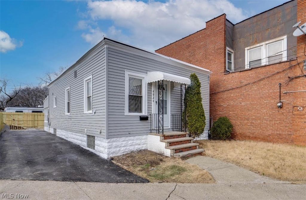 Photo of 4924 Pearl Road, Cleveland, OH 44109 (MLS # 5204483)