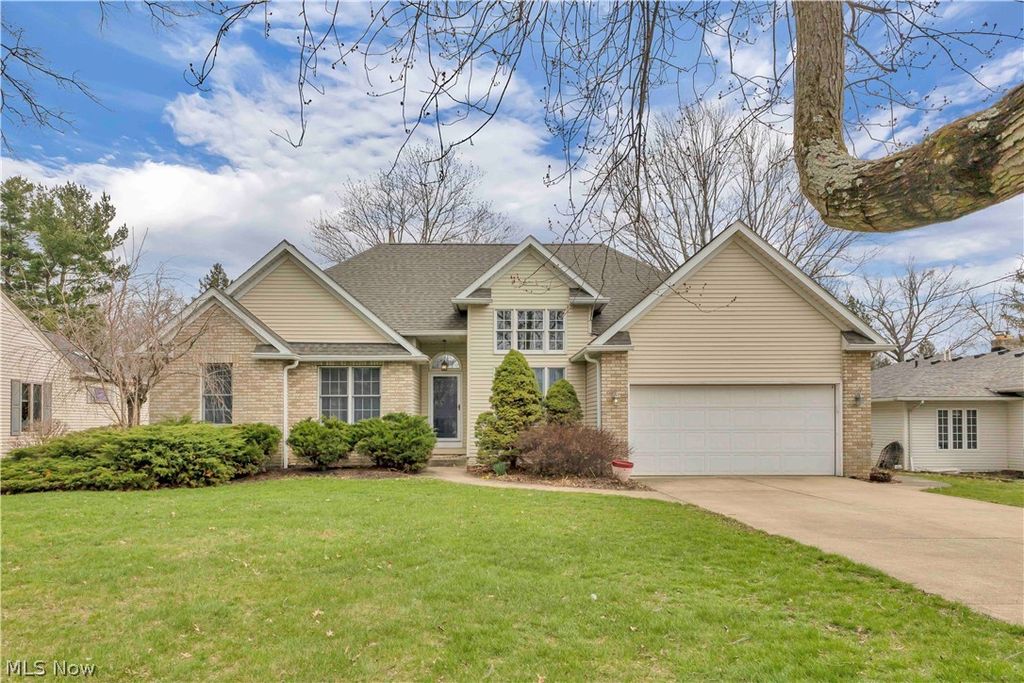 Photo of 1023 Gulf Road, Elyria, OH 44035 (MLS # 5196558)