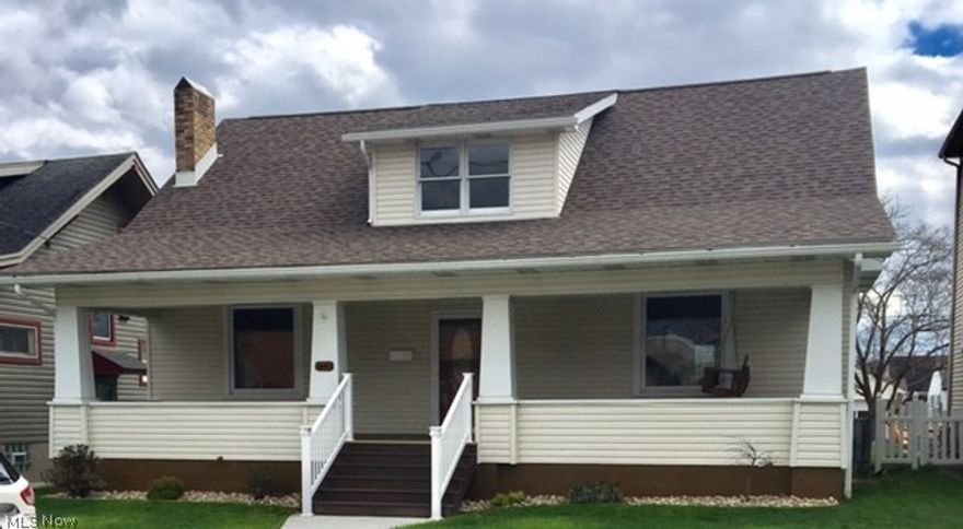 BEAUTIFUL RENOVATED HOME IN DESIRABLE LOCATION CLOSE TO POOL, BASEBALL FIELD & LIBRARY. THIS HOME HAS BEAUTIFUL OAK TRIM THROUGHOUT. NEWLY RENOVATED KITCHEN INCLUDES CABINETS, RANGE, HOOD, MICROWAVE, UNDER-CABINET LIGHTS, GARBAGE DISPOSAL & CASEMENT WINDOWS. NEW FLOORING THROUGHOUT. UPGRADED PLUMBING & ELECTRICAL. BATHROOMS HAVE NEW VANITIES & FIXTURES. NEW BACK PORCH, FRONT PORCH RAILINGS & SIDEWALKS.