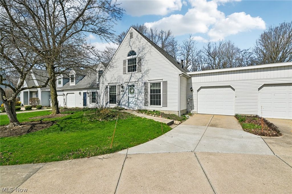 Photo of 3432 Brookpoint Lane, Cuyahoga Falls, OH 44223 (MLS # 5194612)
