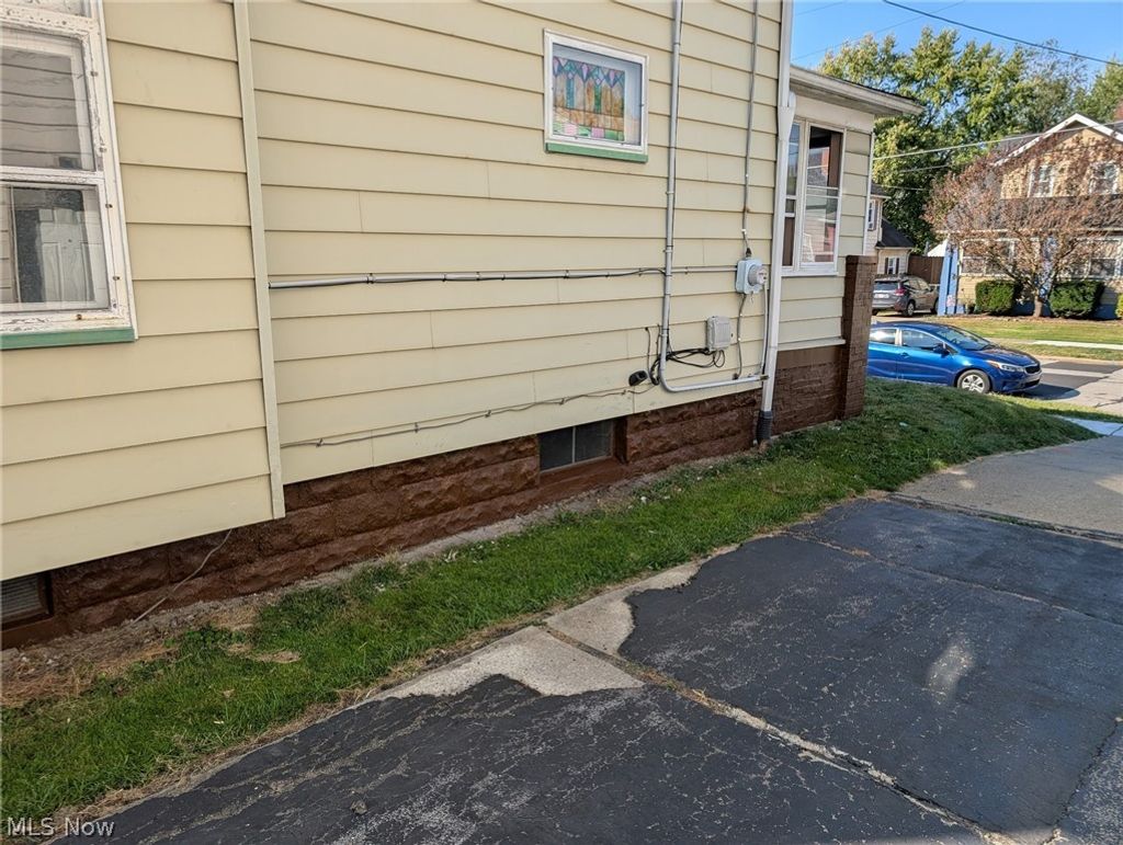 Photo of 127 Courtland Avenue, Campbell, OH 44405 (MLS # 5213853)